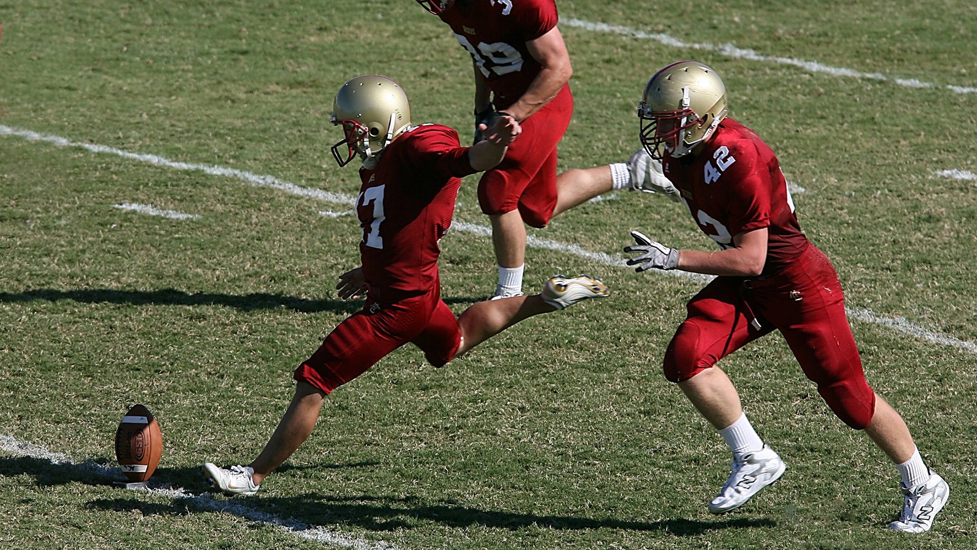 教练博弈：名帅之间战术对决影响比赛走向解析，教练布置战术